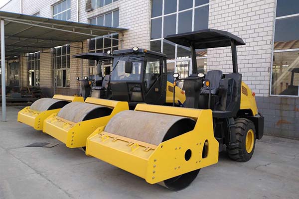<a href='http://www.ytoven.com' target='_blank'>壓路機</a>廠家