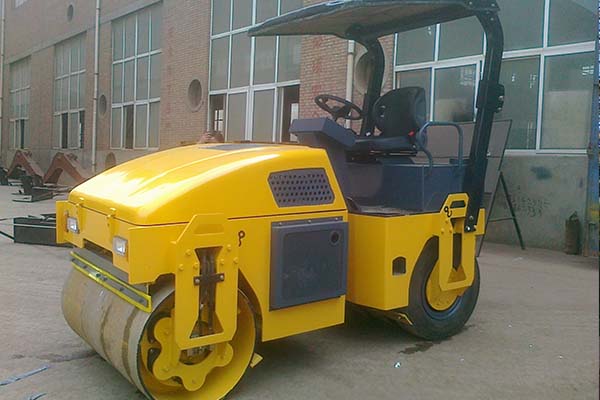 <a href='http://www.ytoven.com' target='_blank'>壓路機(jī)</a>